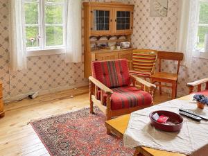 ein Wohnzimmer mit einem Tisch und einem Stuhl in der Unterkunft Holiday home HALDEN II in Halden