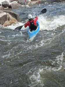 un homme est en kayak dans une rivière dans l'établissement A l'ombre du lilas, à Épinal