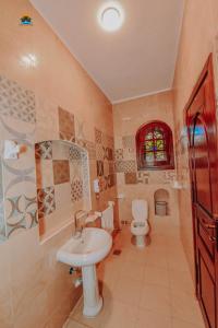 Tunisia Castle Motel في الفيوم: حمام مع حوض ومرحاض