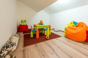 Dormitorio infantil con mesa y cama en Alpeneer, en Lackenhof