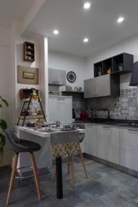 una cocina con mesa y algunas sillas. en Appartamento I Soffioni en La Spezia