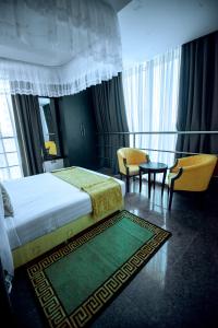 Koki Hotel客房内的一张或多张床位