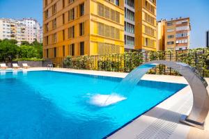 uma piscina com uma fonte de água num edifício em Cebeci Chic and Cosy Apartments em Istambul