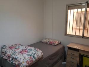 mała sypialnia z łóżkiem i oknem w obiekcie Kaz Bedrooms w Maladze +34 zdjęcia