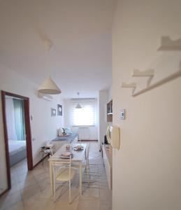アッシジにあるCasa vacanze Il Cammino Assisiのテーブルと椅子のあるキッチンとリビングルーム