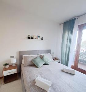 アッシジにあるCasa vacanze Il Cammino Assisiの窓のある大きなベッドのある寝室