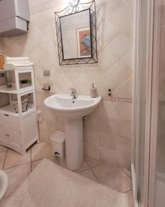 bagno con lavandino e specchio di Casa vacanze Il Cammino Assisi ad Assisi