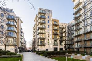 an apartment building in the city of london at Do not use in London