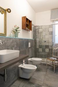 y baño con lavabo, aseo y ducha. en Appartamento I Soffioni en La Spezia