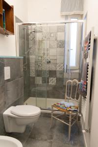 y baño con aseo y ducha acristalada. en Appartamento I Soffioni en La Spezia