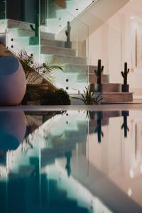 ヘルソニソスにあるGalazio Beach Resort by Estiaの植物と階段のあるプール付きの家