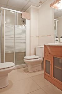 a bathroom with a toilet and a shower and a sink at Torredembarra in Torredembarra