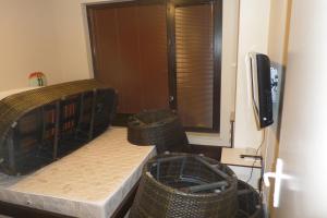 1 dormitorio con 2 literas y TV en ВИЛА НА МОРЕТО, en Sunny Beach