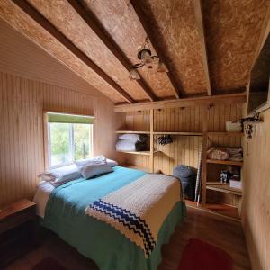 a bedroom with a bed in a wooden room at Entre Esteros in San Pablo