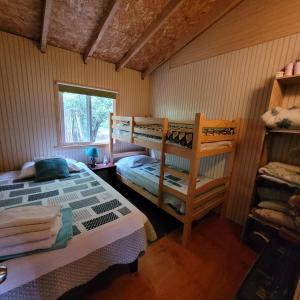 a bedroom with two bunk beds and a window at Entre Esteros in San Pablo