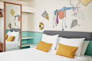 um quarto com 2 camas e um espelho em Turtle's Inn Hotel em Hurghada