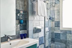 ein Bad mit einem Waschbecken und einer Dusche in der Unterkunft Turtle's Inn Hotel in Hurghada