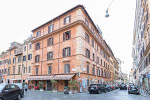 een groot bakstenen gebouw aan de kant van een straat bij Manara 57 Dream Apartment Trastevere in Rome