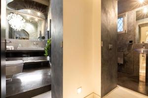 een badkamer met een wastafel en een spiegel bij Manara 57 Dream Apartment Trastevere in Rome +31 foto's