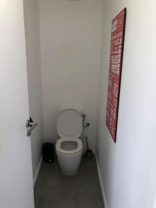 een badkamer met een toilet en een bordje op de deur bij Villa Jalna Zamana appartement piscine privée jardin in Les Trois-Îlets