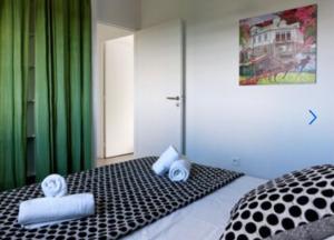 een slaapkamer met een bed met twee handdoeken erop bij Villa Jalna Zamana appartement piscine privée jardin in Les Trois-Îlets