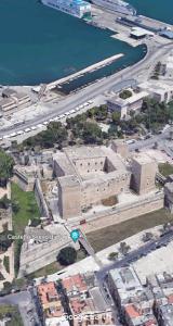 una vista aérea de una ciudad con un gran edificio en Alla corte della suocera bilo, en Bari