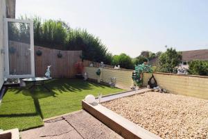 un piccolo cortile con giardino con tavolo di 3 Bedroom family home Newport, Located next to M4 a Newport