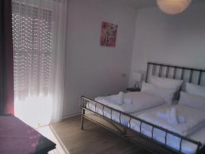 Ein Bett oder Betten in einem Zimmer der Unterkunft Gästehaus Helbighof