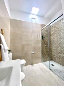 a bathroom with a shower and a toilet and a sink at Villa Residencial El Guaidil in Triquivijate