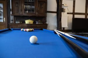 una mesa de billar con una pelota encima en A la ferme en Kurtzenhouse