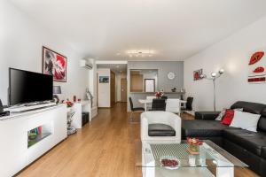 een woonkamer met een bank en een tafel bij Terraços do Rio in Portimão