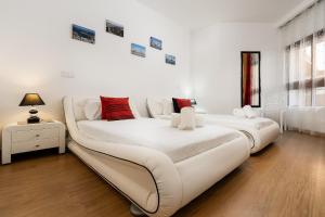 een grote witte bank in een witte kamer bij Terraços do Rio in Portimão +58 foto's