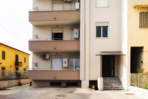 un edificio de apartamentos con escaleras que conducen a él en B&B Porta Roma, en Capua