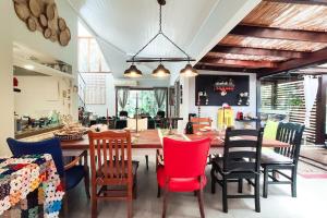a dining room with a wooden table and chairs at Relaxar em Búzios Praia de Manguinhos 5 suítes in Búzios