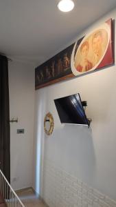 un tableau sur un mur avec une photo dans l'établissement B&B Dolcevita, à Pompéi
