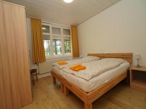 Un dormitorio con una cama con zapatos naranjas. en Landferienhof Garbert, en Wilsum
