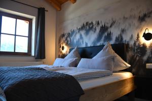 um quarto com uma cama com um quadro na parede em Haus Sieben Zwerge em Ehrwald