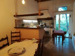 SalemiにあるVilla Casale Settesoldiのテーブル付きの部屋、テーブルと椅子付きのキッチン