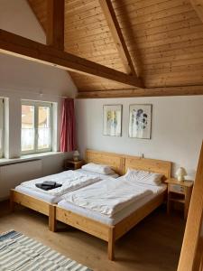 - une chambre avec un grand lit dans l'établissement Hotel & Landgasthof Zur Sonne, 