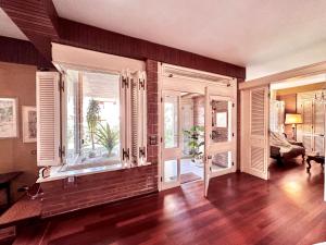una sala de estar con ventanas y una habitación con sofá en Villa Brando - Luxury Stay near Sabaudia and Pontine Beaches en Latina