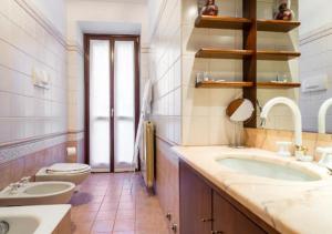 y baño con lavabo, aseo y bañera. en LAGO D'ISEO - Ampio alloggio in centro storico en Pisogne