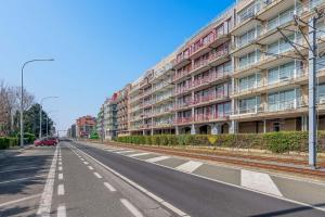 eine leere Straße vor einem großen Gebäude in der Unterkunft Panorama B 0504 Nieuwpoort in Nieuwpoort