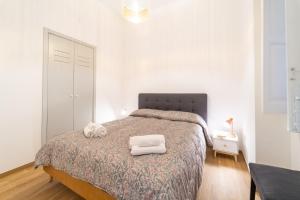 A bed or beds in a room at Ortigia Superior Sea View Apartment near Duomo
