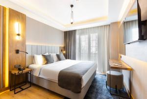 Ένα ή περισσότερα κρεβάτια σε δωμάτιο στο NEHİR OTEL