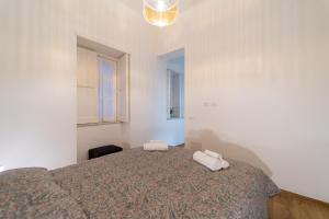 A bed or beds in a room at Ortigia Superior Sea View Apartment near Duomo