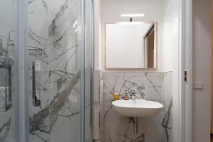 A bathroom at Ortigia Superior Sea View Apartment near Duomo