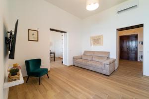 A seating area at Ortigia Superior Sea View Apartment near Duomo