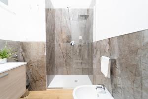 A bathroom at Ortigia Superior Sea View Apartment near Duomo Még 27 kép