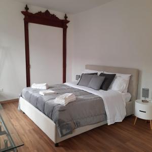 1 dormitorio con 1 cama grande con marco de madera en Quattrocantiapartments, en Palermo