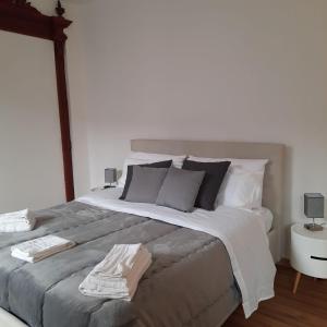 1 dormitorio con 1 cama grande y 2 toallas. en Quattrocantiapartments, en Palermo